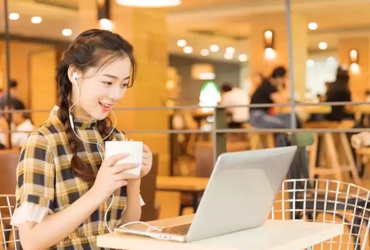 女子月薪四千买2万的包被丈夫痛骂！住城中村背LV的深圳人怎么说