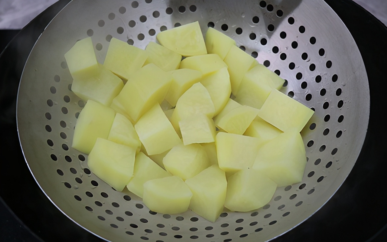 锅巴土豆小吃摆摊做法五块钱十份,街边的锅巴土豆怎么做