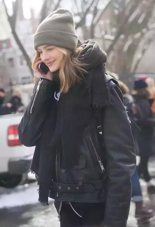 帽子围巾一体的戴起来很暖和,帽子围巾好时髦