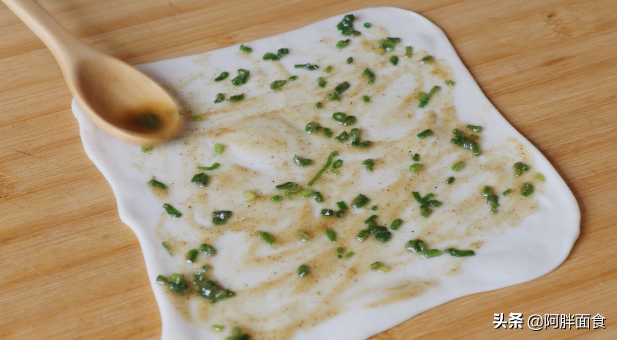 手抓饼柔软筋道层次丰富,爱吃手抓饼原坯