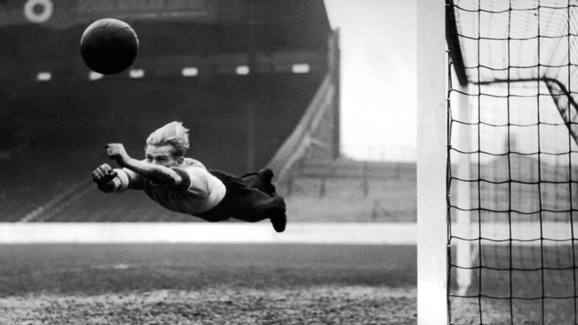 从普通纳粹伞兵,变成球场上的传奇门将,特劳特曼的别样人生