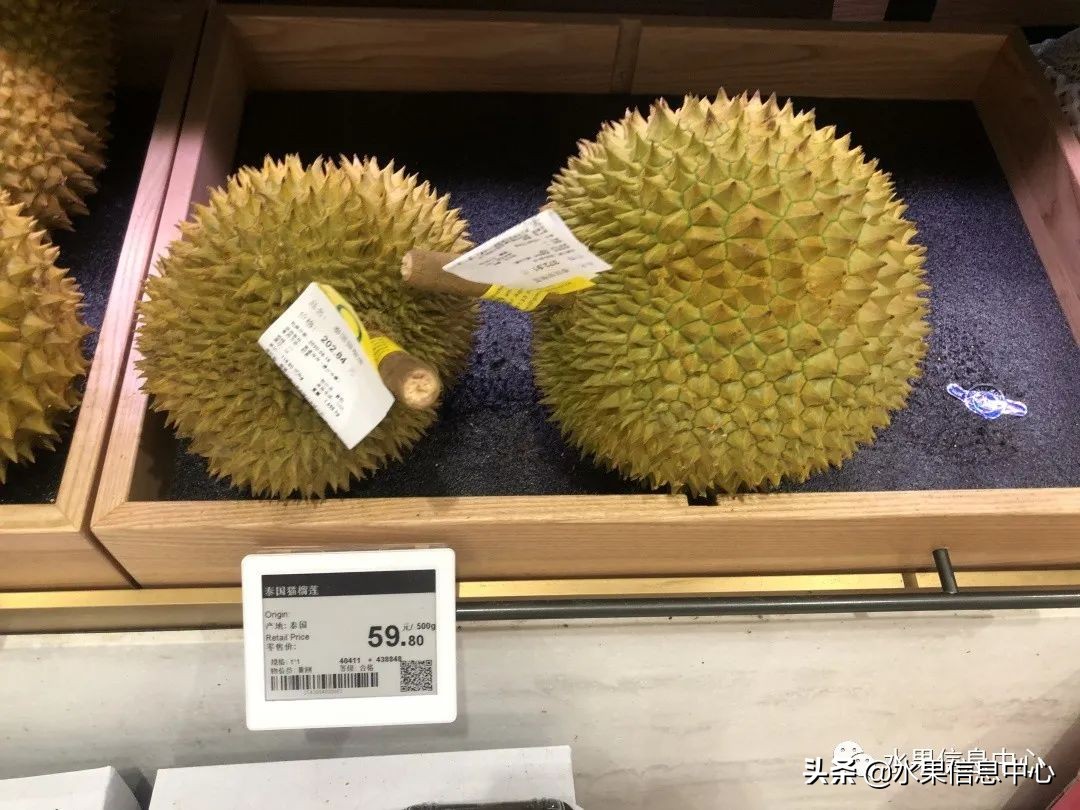 中秋节前，走访两家水果零售店，水果标准化在这里体现的淋漓尽致