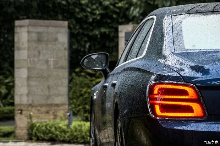 宾利飞驰对比迈巴赫s480气场,宾利飞驰街拍气场霸气视频