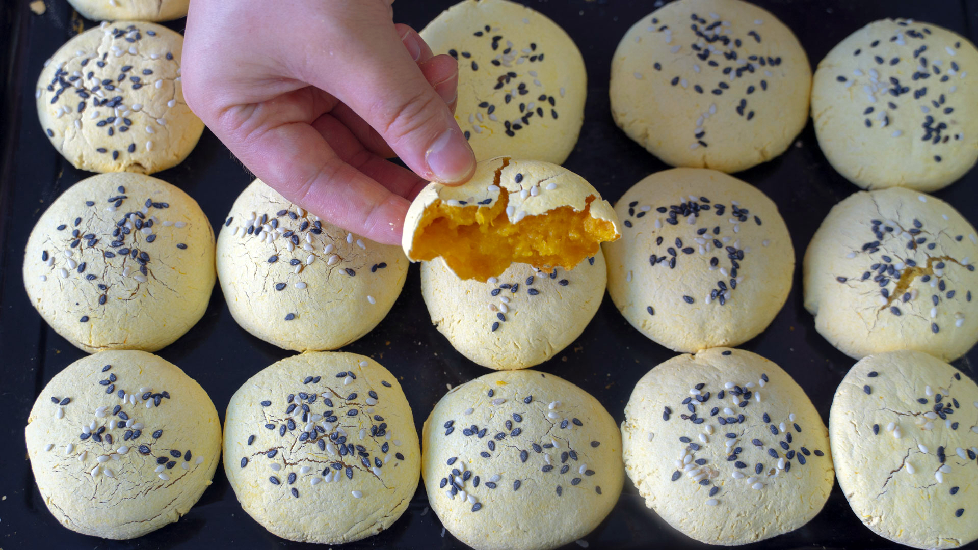 软糯香甜的南瓜饼超简单,好吃的南瓜饼老人孩子都抢着吃