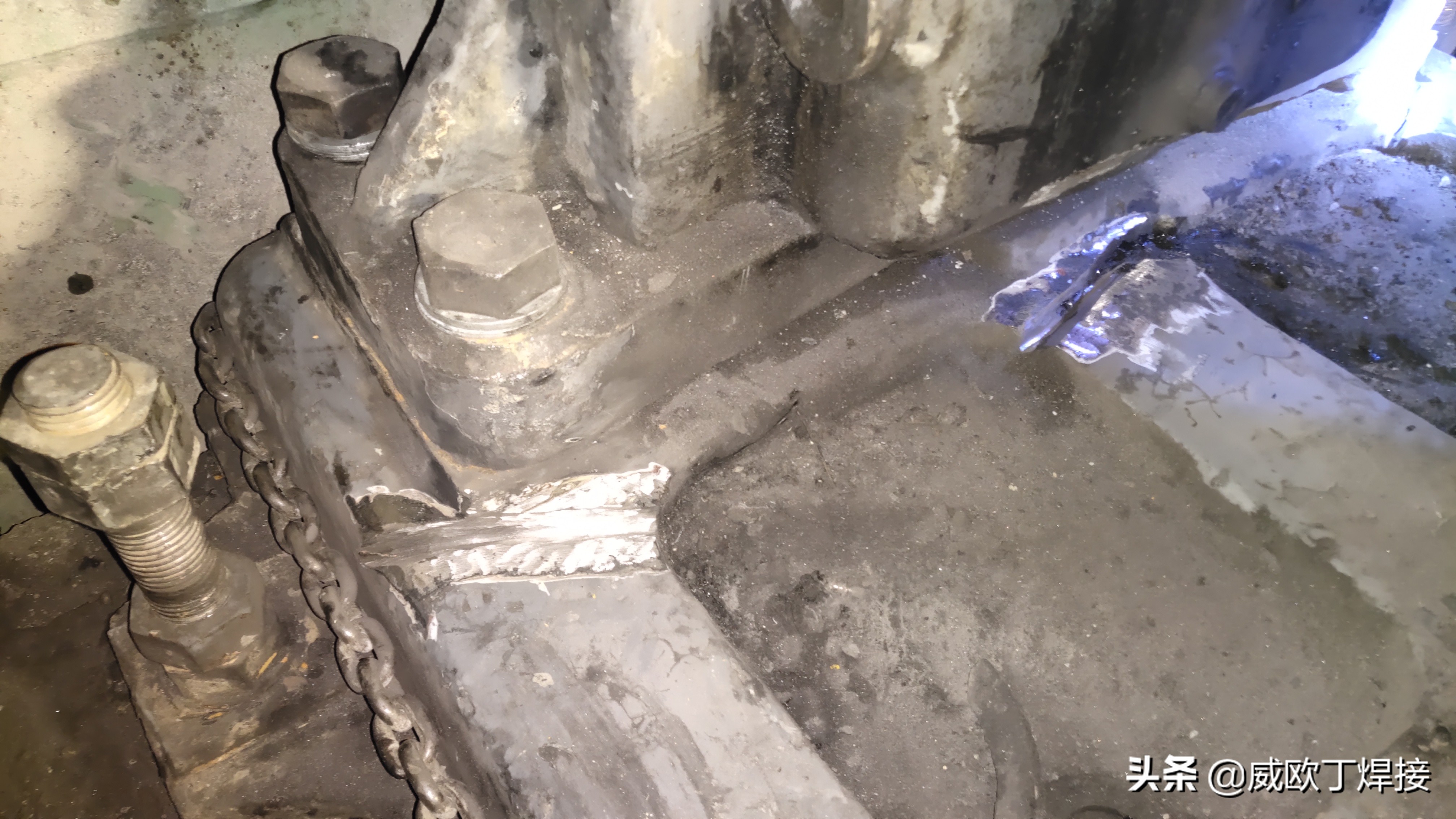 铸铁电机底座断裂,铸铁机械开裂修复