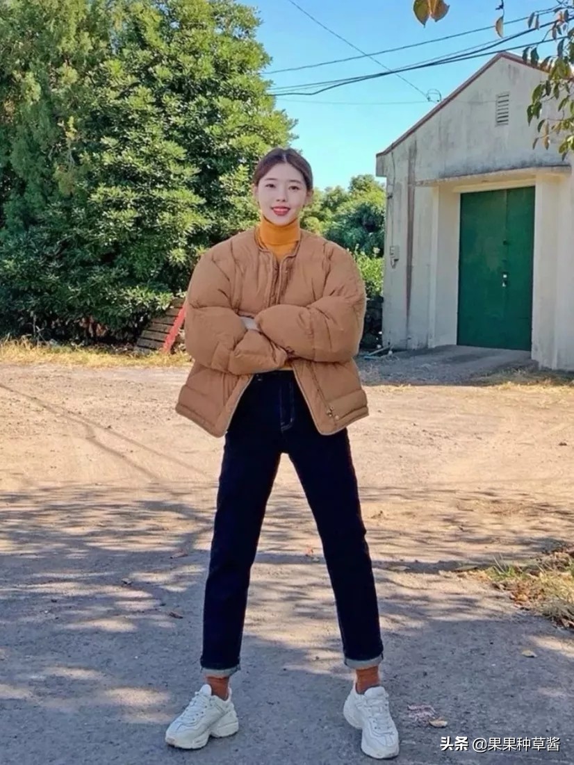 杨幂黑色字母袜王牌对王牌,杨幂格子衫高筒靴秀逆天长腿