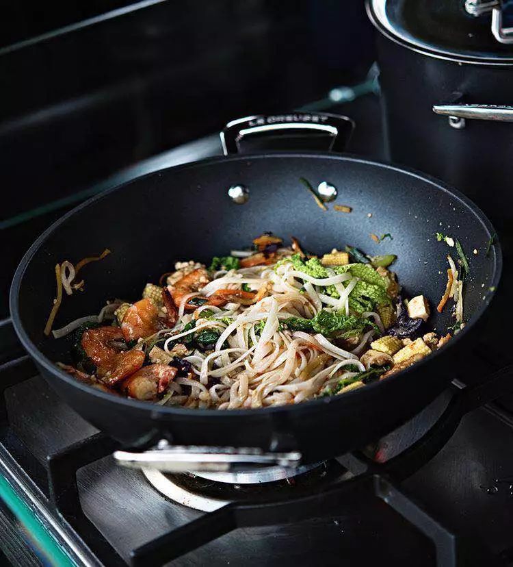 锅糊了炒菜油烟大吗,无油烟锅炒菜不好吃怎么办