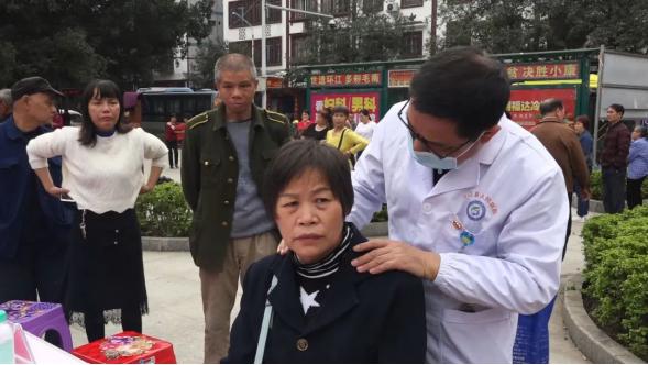 传承雷锋精神：深圳市人民医院帮扶环江工作组深入社区开展义诊守护县民健康