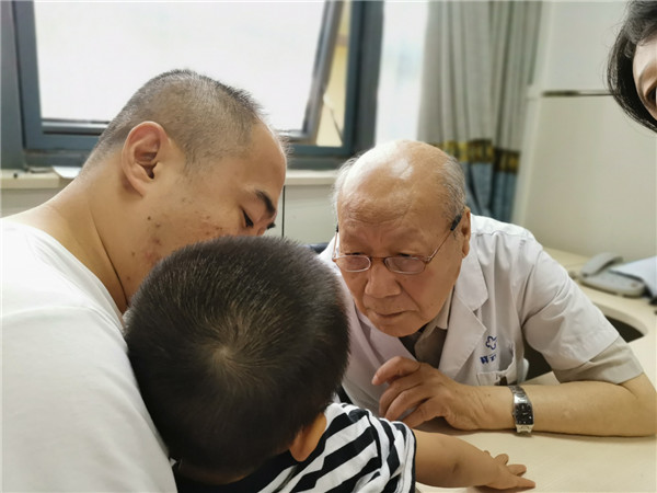 健康扶贫进村义诊,医疗专家健康扶贫公益活动