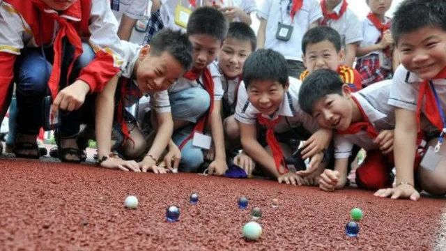 小时候的北京，我们不戴口罩，却都戴着红领巾和小黄帽儿