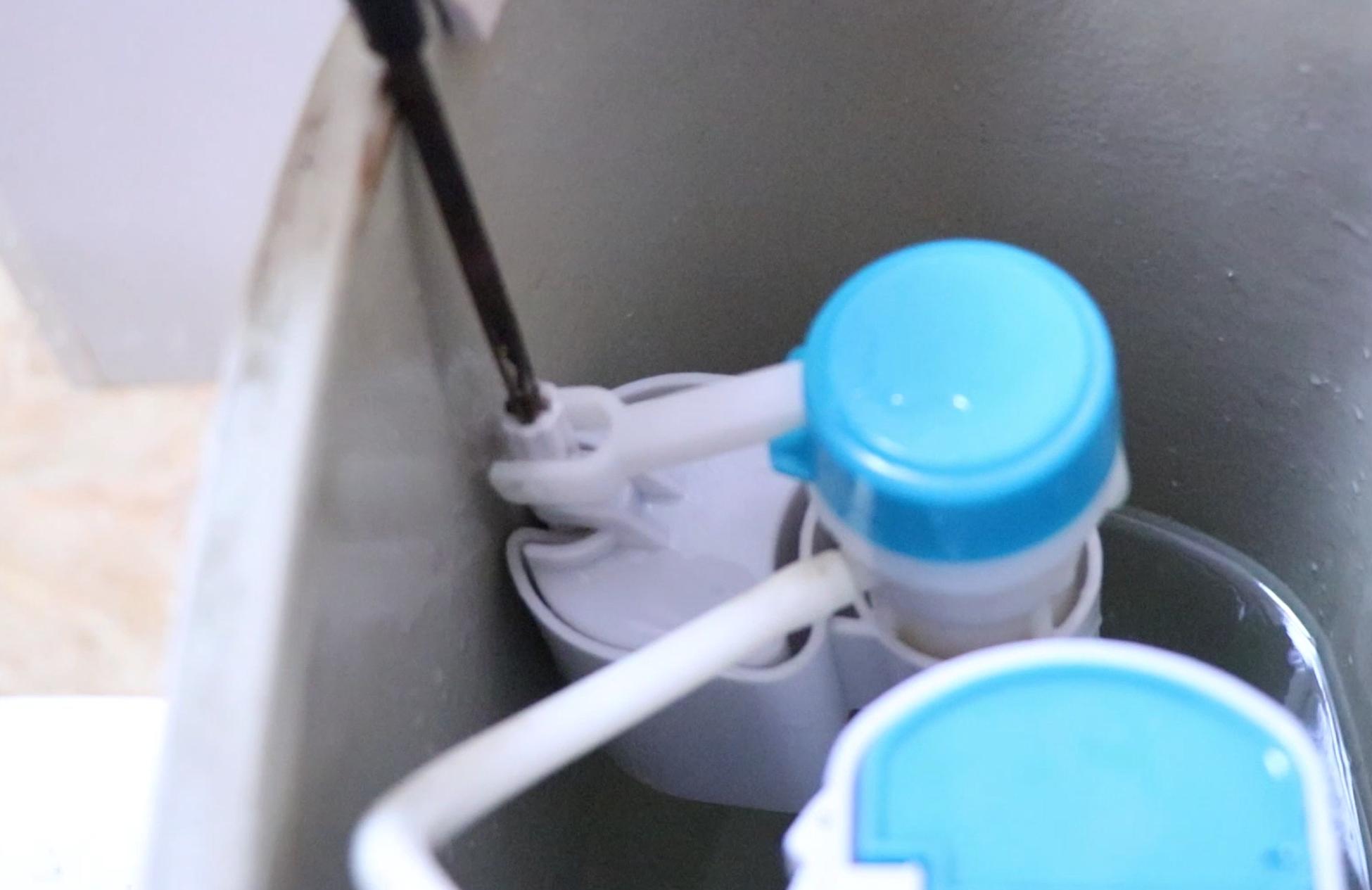 马桶冲水无力一按就下去,马桶冲水没劲小窍门