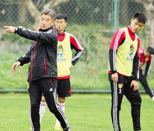 国足主帅道歉视频,国足前队长回击质疑