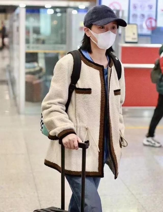 周迅窦靖童同框亲密互动合集,44岁周迅背米奇包