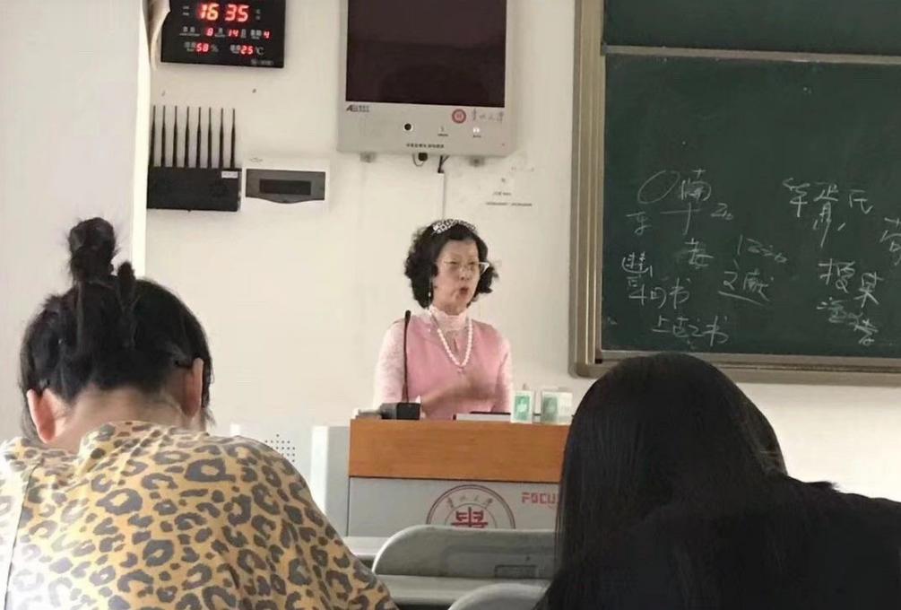 学生偷拍老师尴尬瞬间,偷拍老师镜头反转