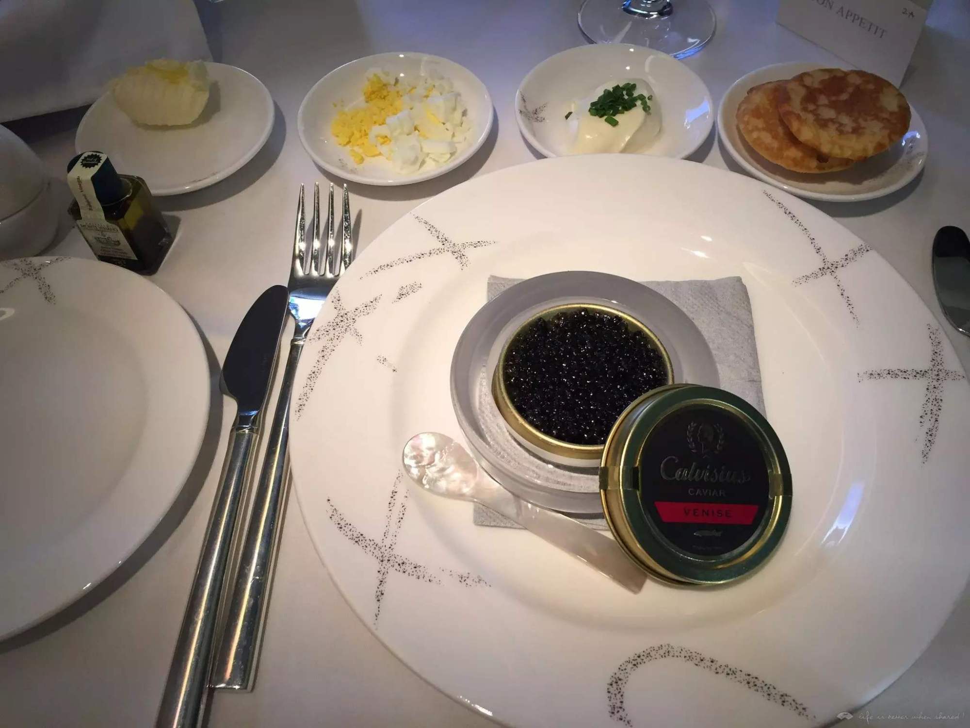 顶级鱼子酱真的好吃吗,百年才能上餐桌的鱼子酱价格昂贵