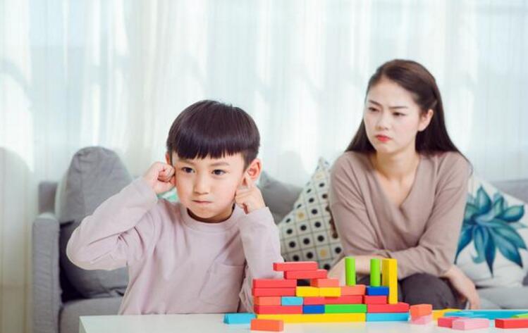 7岁小孩说打死你的话怎么教育,小孩说打死你的话怎么教育