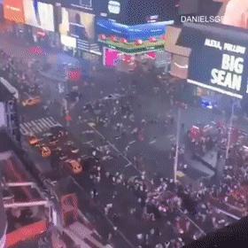 美民众草木皆兵：摩托车回火当枪声，时代广场数千人奔逃至少18伤