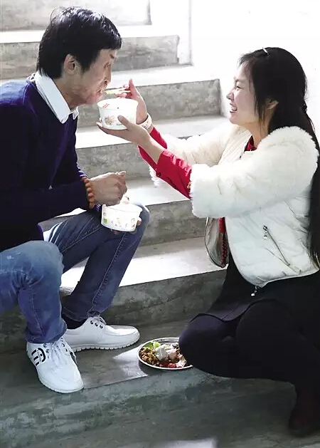 21岁小伙烧伤13人,21岁小伙一人救13人被烧毁容