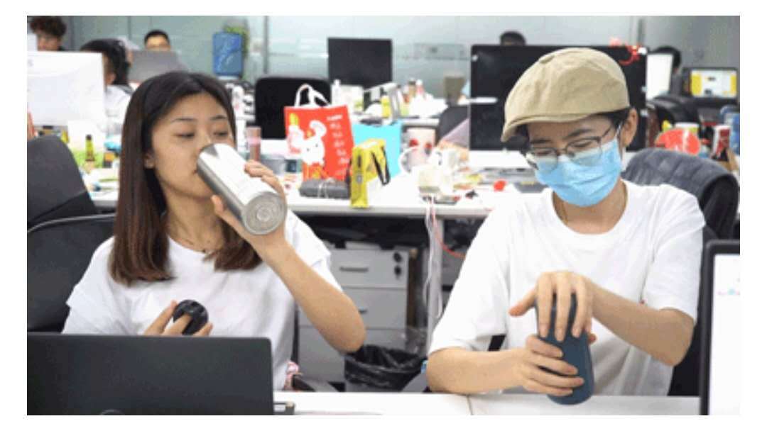 女生拧不开瓶盖却不要你帮忙,有些女生是真拧不开瓶盖