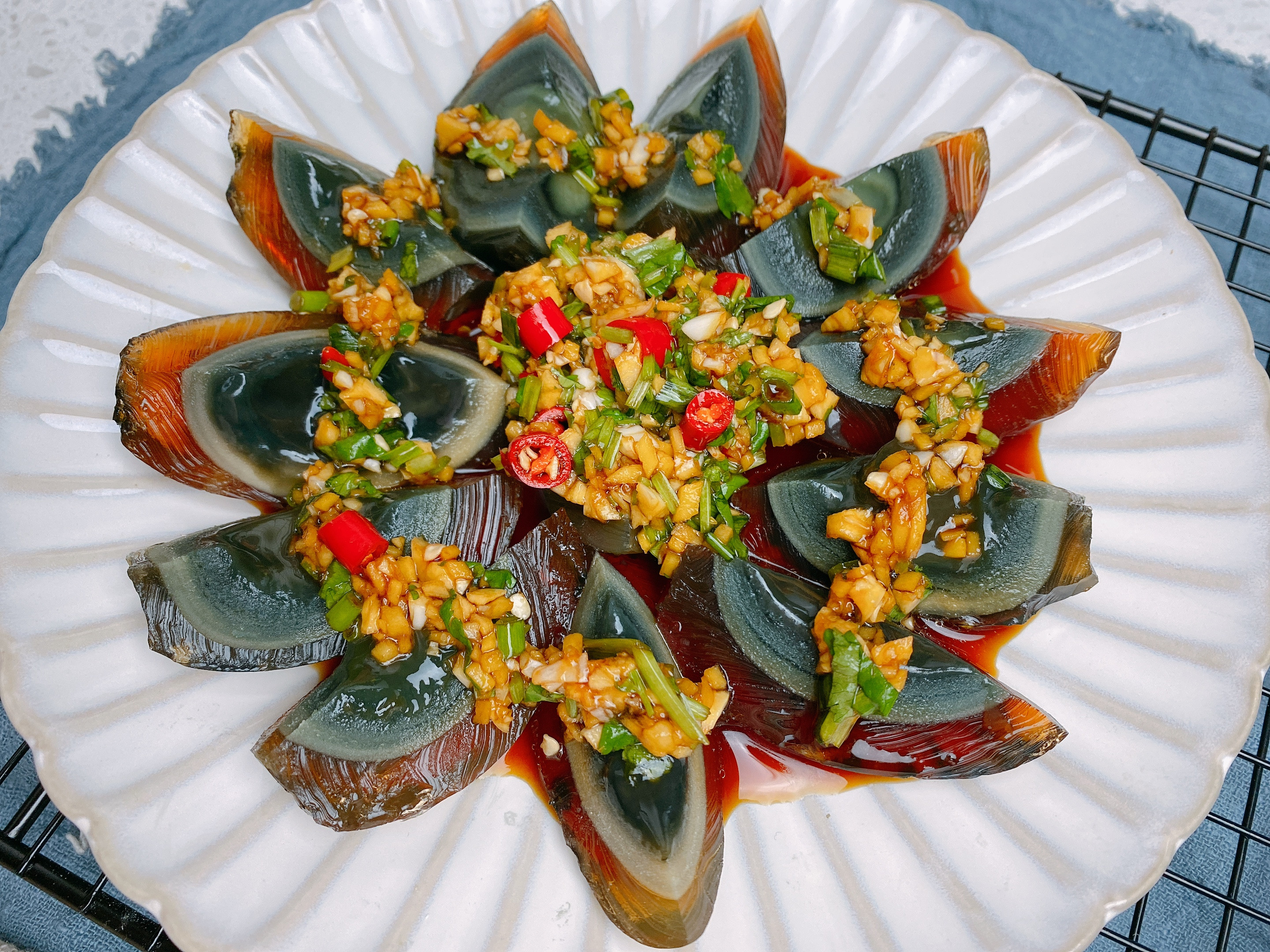 皮蛋凉拌过年菜,凉拌皮蛋调料家常菜