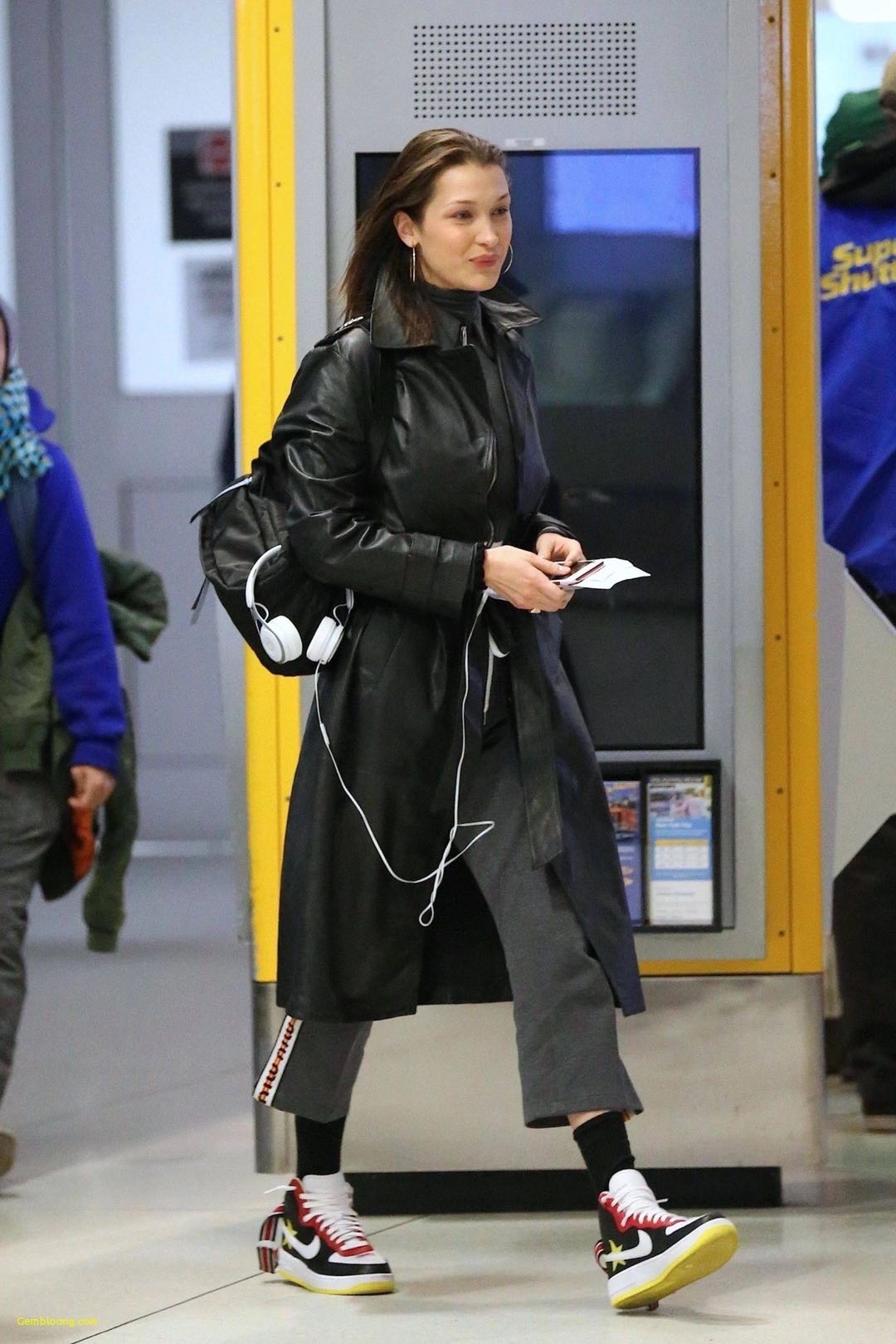 中筒袜如何搭配鞋子显腿细长,春秋季新款洋气显瘦中筒袜