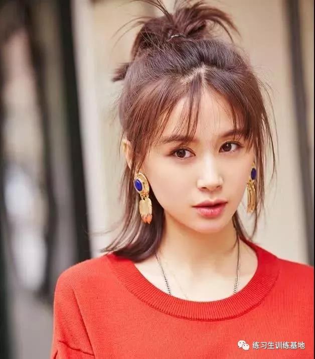 王子文踩小桌板的鞋,王子文穿鞋踩桌子视频