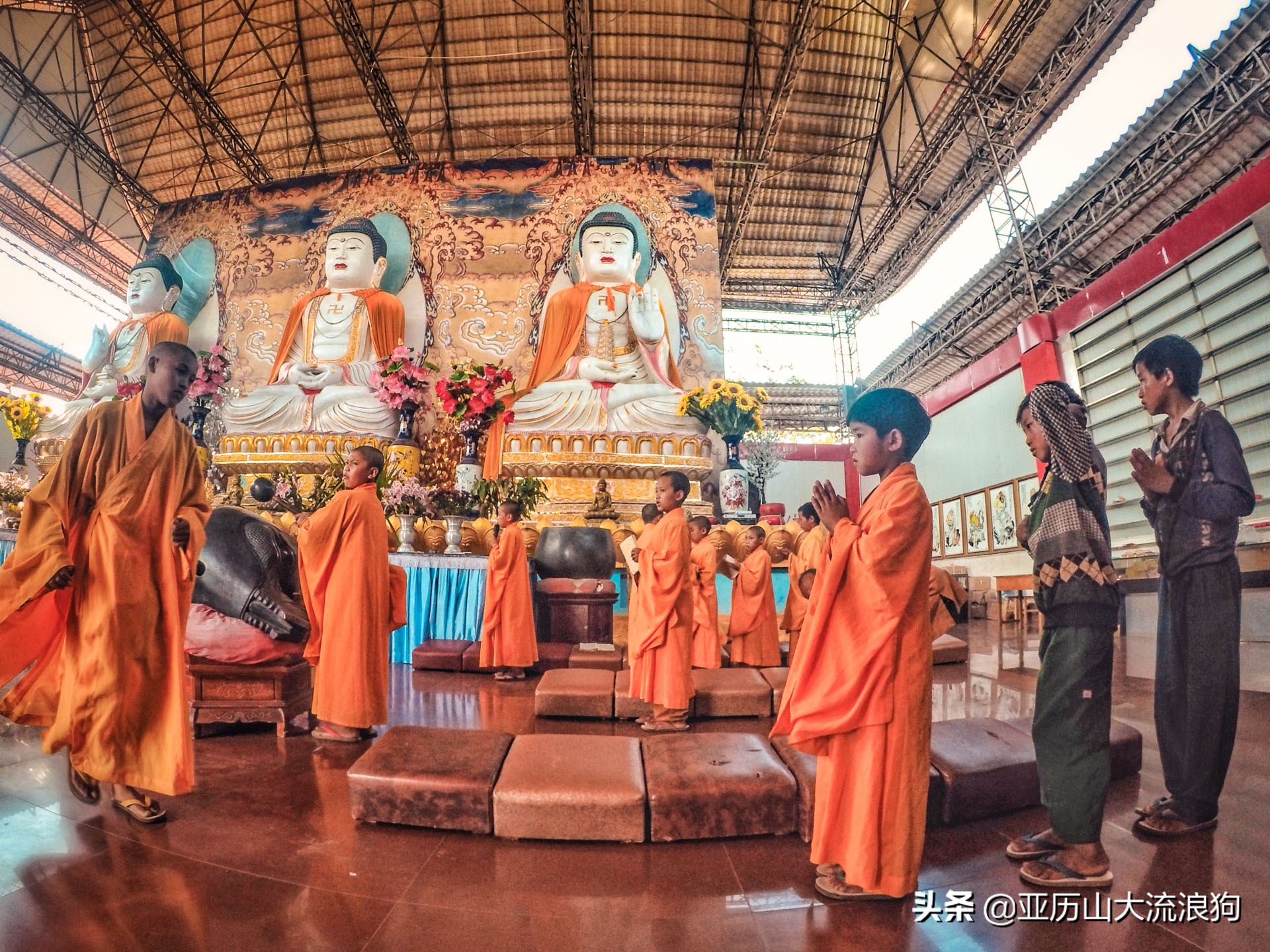 我流浪到中缅边境，发现一座奇特的寺庙，修行的僧人竟都是孩童