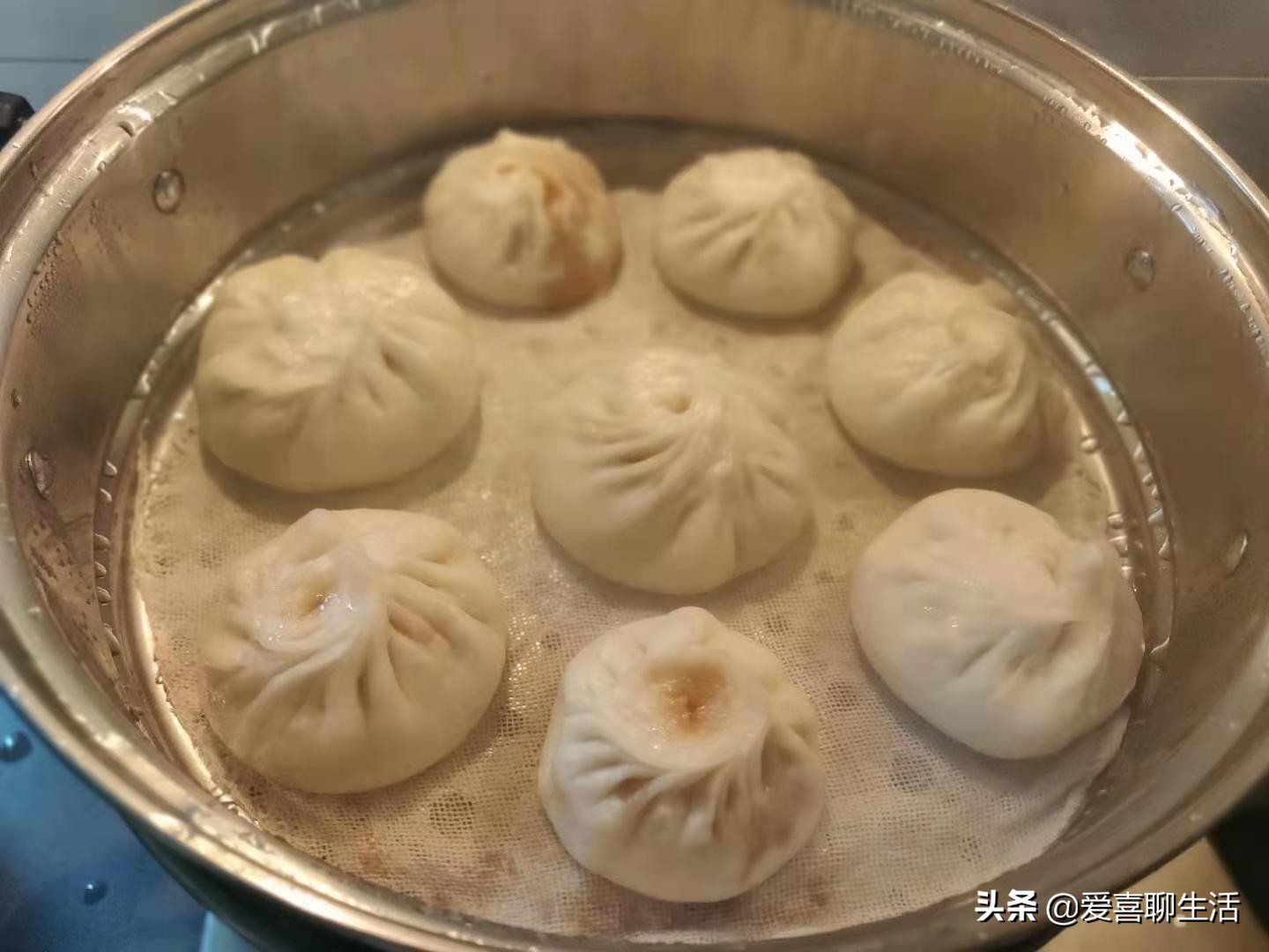 为什么蒸包子一揭盖包子就塌陷,如何把包子蒸得蓬松柔软