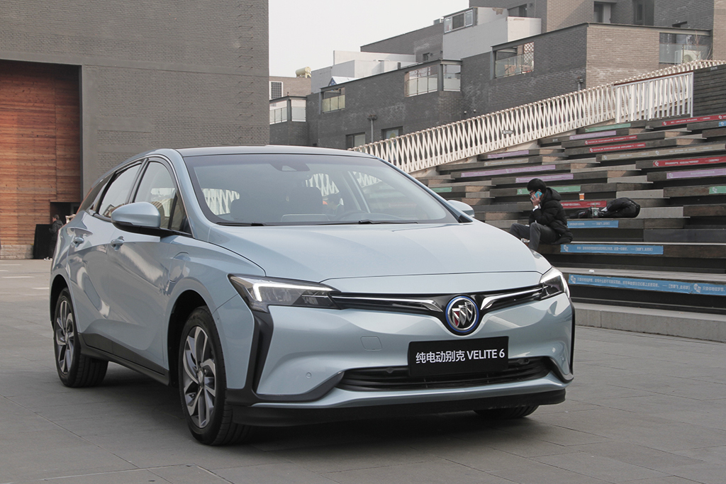 一台可以给你推背感的纯电小车,一辆让你骑着有幸福感的车子