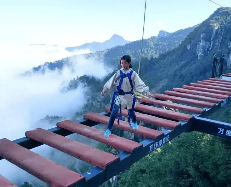 大连棠梨乐游谷悬崖秋千图片,大连棠梨乐游谷步步惊心