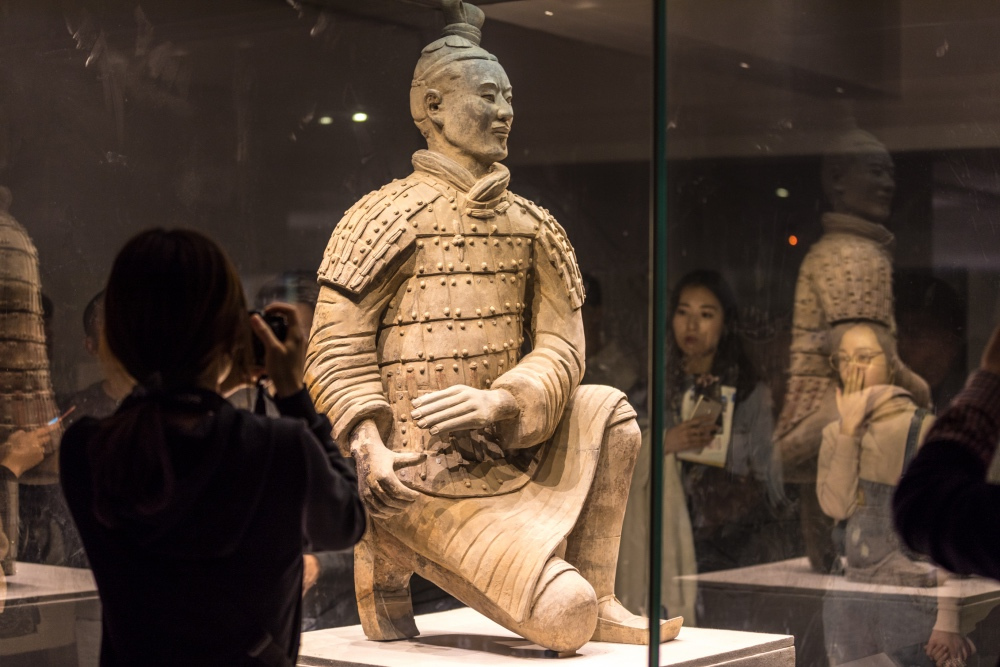 西安多家门店被换黑底白字门头,西安某街道招牌黑底白字