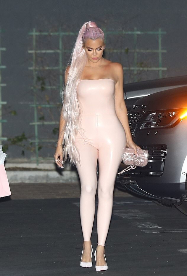 卡戴珊姐妹穿搭,卡戴珊大秀异域风情抹胸裙