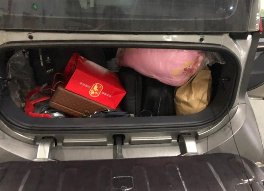开宝骏E200回家过年，跑高速走泥路，还能塞行李，车主：比较满意