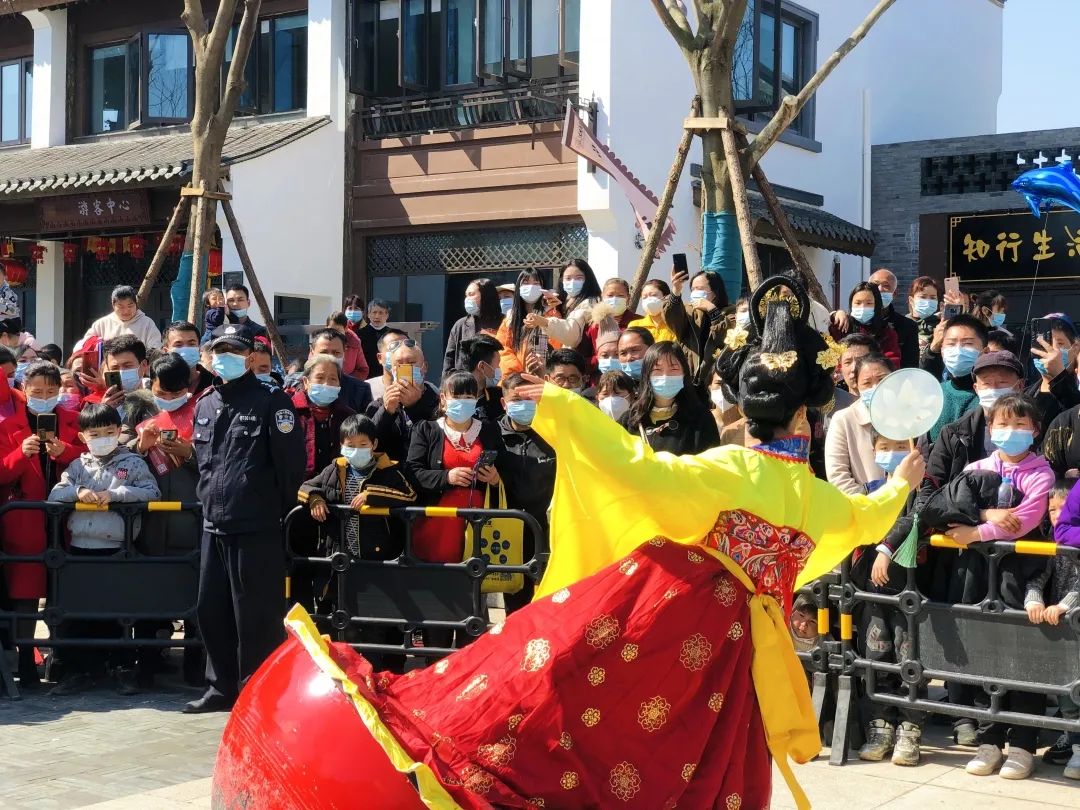 人潮涌动年味十足,人潮很汹涌