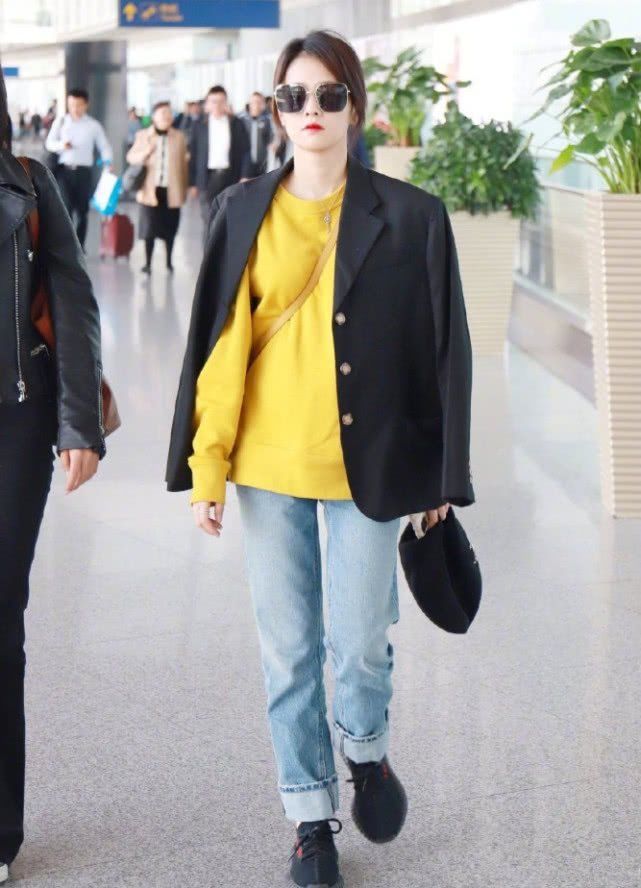 她是于正的*用御**女主，多次和许凯合作，今穿黑西装搭牛仔裤超A