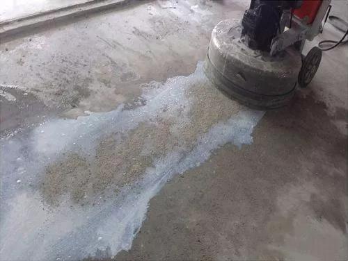 混凝土地面开裂什么原因,混凝土房顶开裂的原因和处理方案