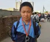 体育考场励志身影独臂少年感动金城