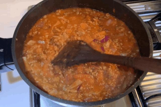 两个小孩给妈妈做大餐,两个女孩给爸妈做饭