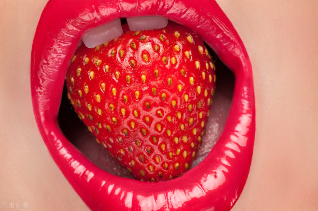 男人和女人涂口红接吻,女生涂了口红还能接吻吗