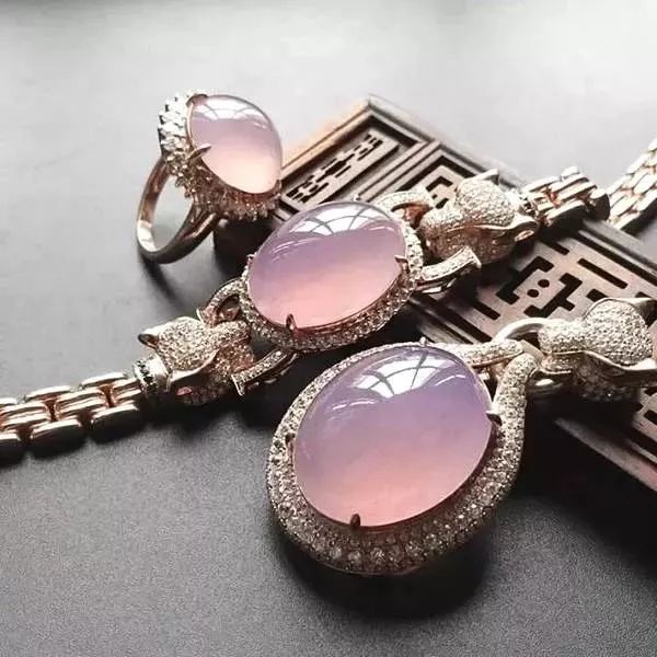 浅谈不同档次的紫罗兰翡翠的价格,紫罗兰翡翠原石如何挑选