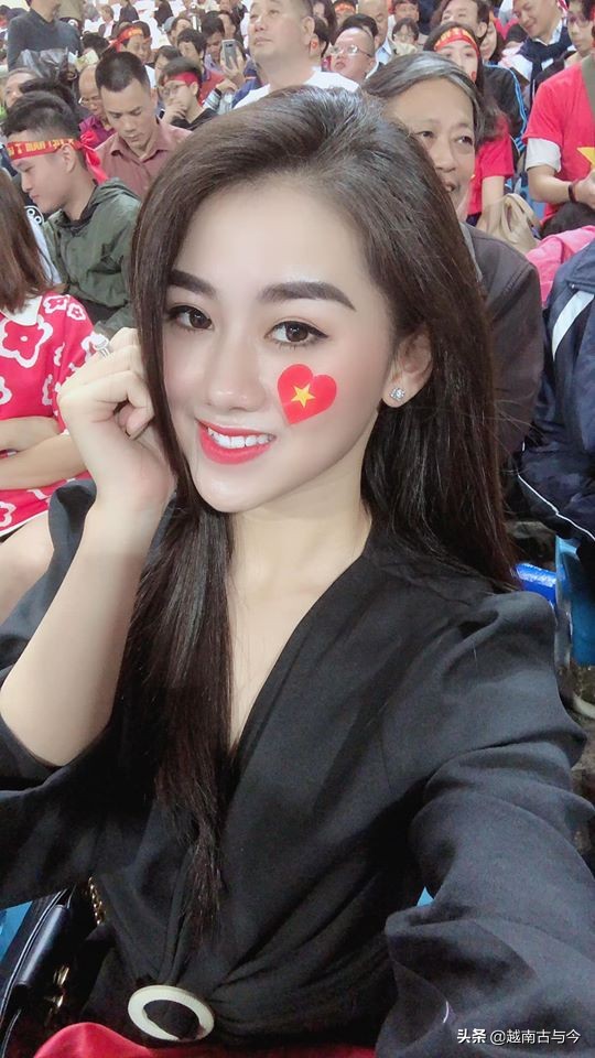 越南战胜国足女球迷欢呼,国足和越南比赛越南球迷