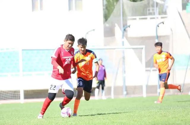 绿茵场上传捷报，鄂尔多斯市足球健儿夺冠！