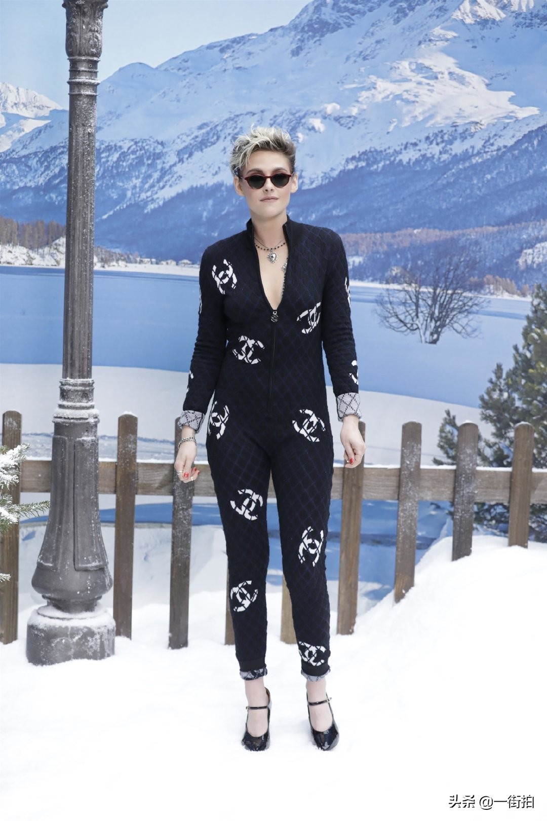 克里斯汀穿香奈儿图片,克里斯汀黑衣造型