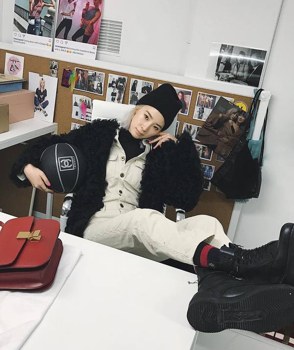 什么颜色显白适合黄黑皮肤衣服,最流行的衣服颜色显肤色白