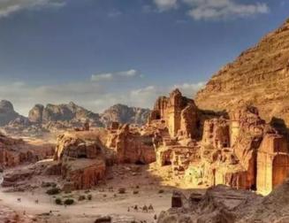 沙漠里巨大的遗迹,沙漠里的古老建筑物