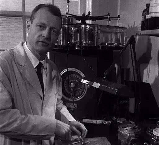 爱因斯坦死前大脑被解剖,爱因斯坦死后大脑被解剖成240块