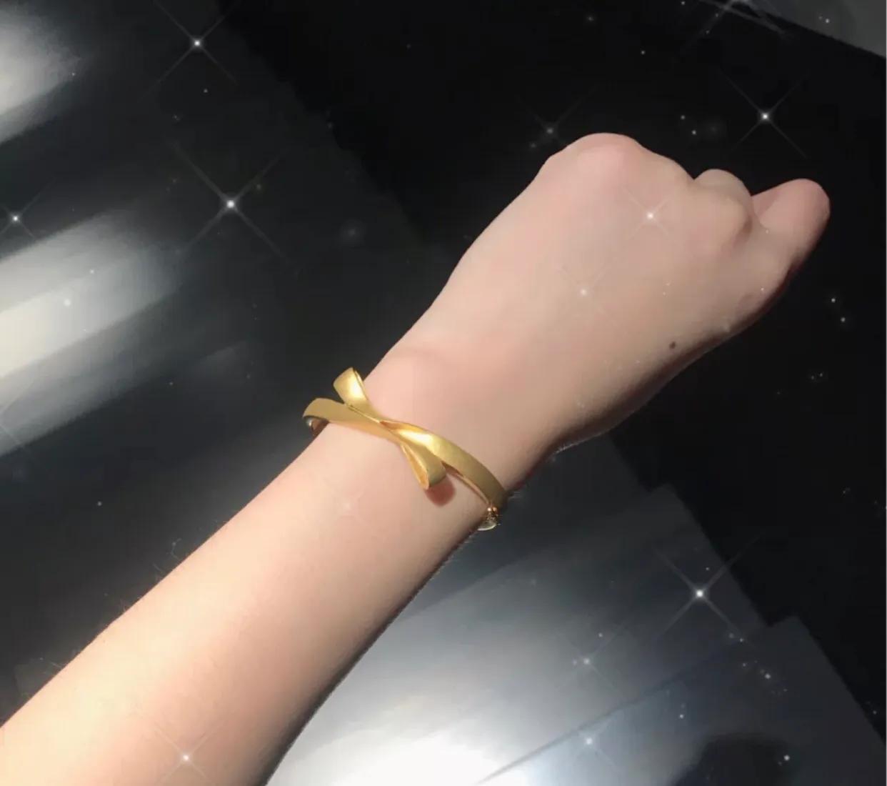 周生生与周大福黄金颜色不一样,周生生最好看的一款黄金手镯