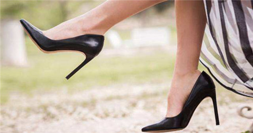 高跟鞋磨脚教你一招解决,高跟鞋磨脚面处理小妙招