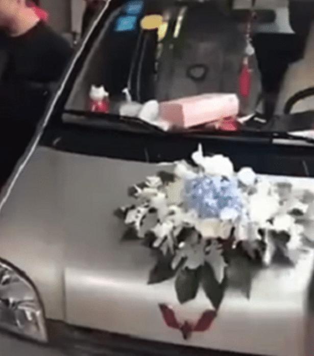 劳斯莱斯和五菱当婚车,五菱神车和劳斯莱斯