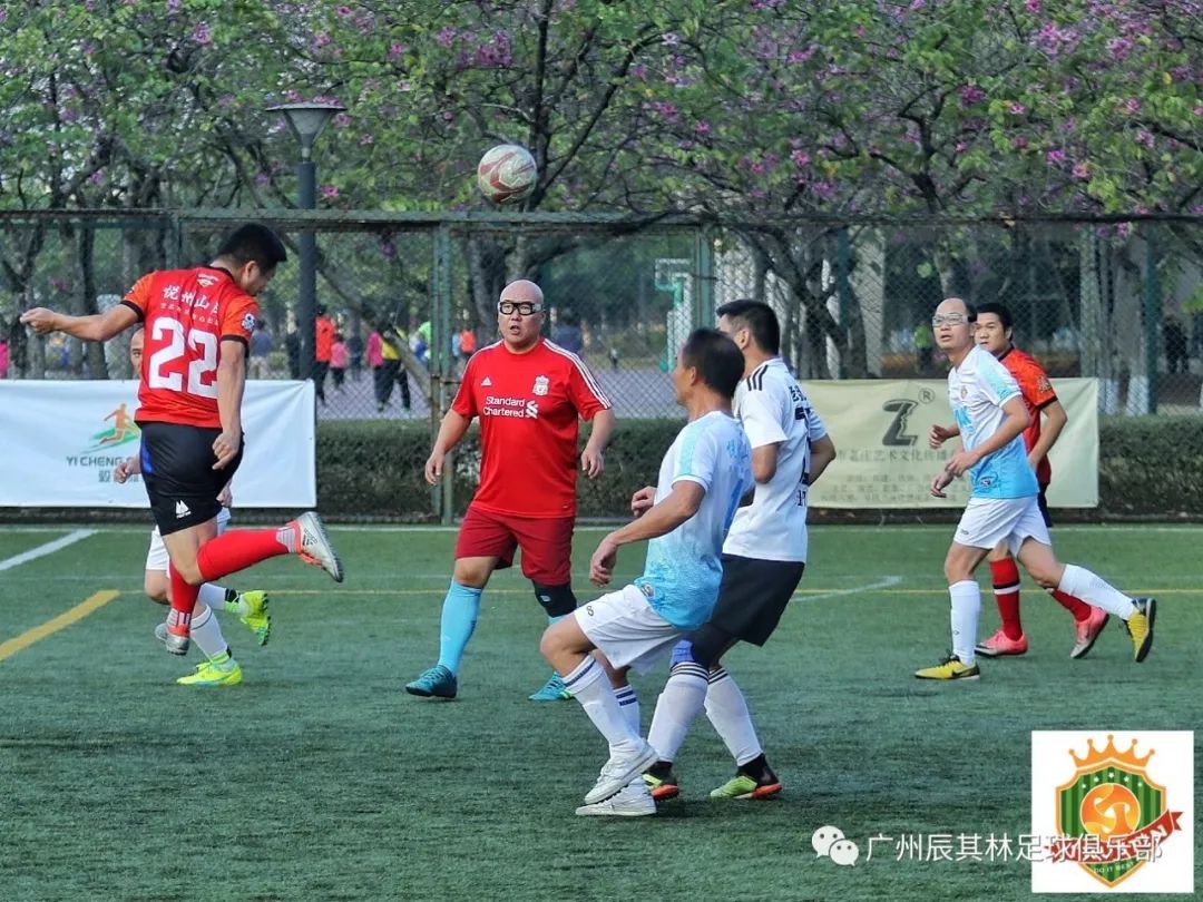 足球运动员为抗击疫情献力,疫情不隔离关爱